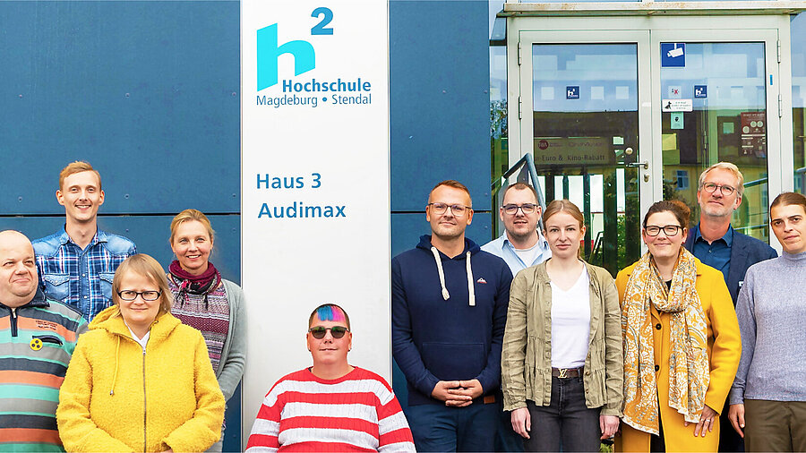 Das Team vom KIB posiert vor dem Gebäude des KIB für ein Gruppenfoto
