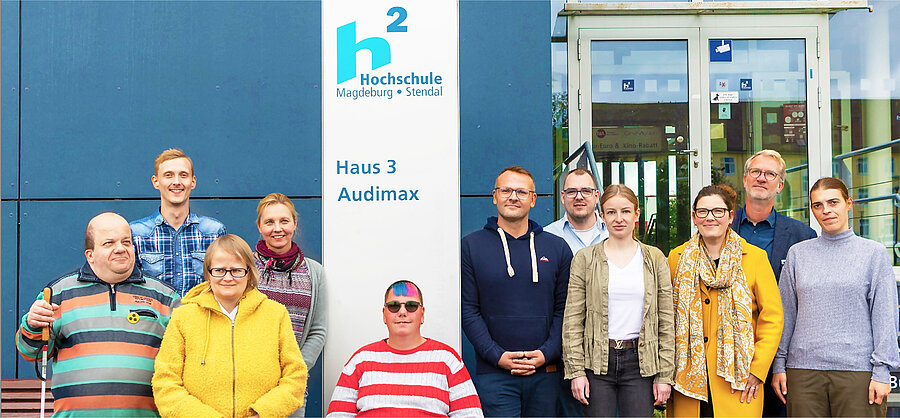 Das Team vom KIB posiert vor dem Gebäude des KIB für ein Gruppenfoto