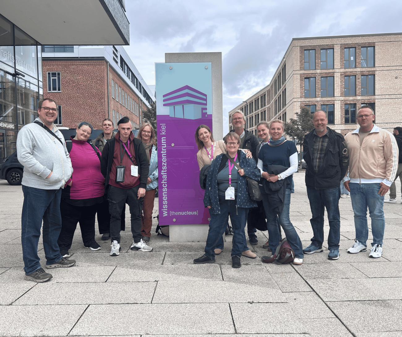 Das Team steht vor dem Veranstaltungsort in Kiel im Außenbereich.
