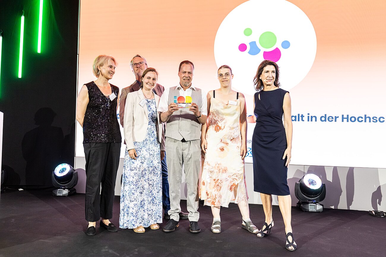 Ein Teil des Teams bei der Preisverleihung auf der Bühne mit der Laudatorin Judith Wallner und Barabara Lutz, der IOD-Initiatorin