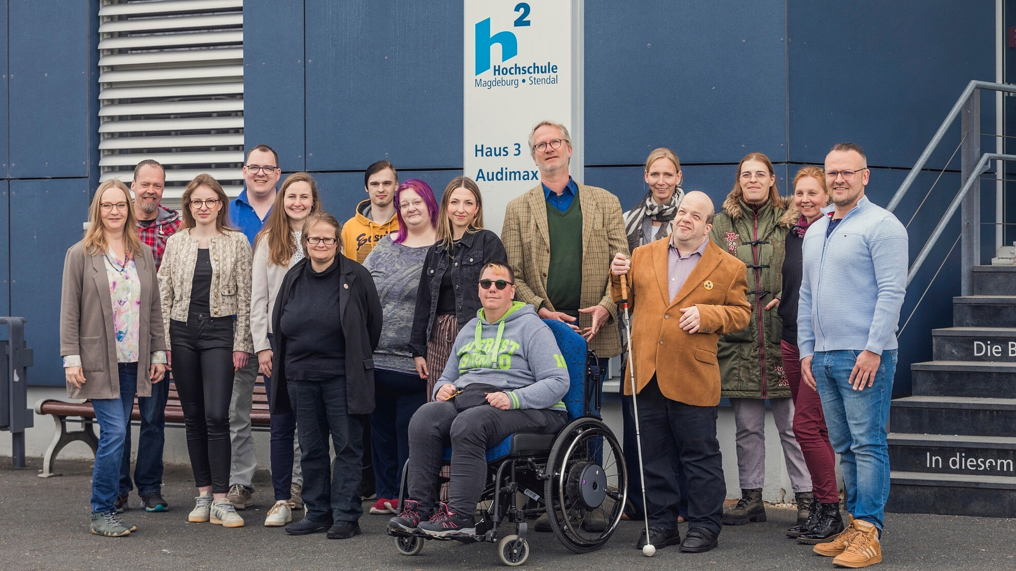 Das Team vom KIB posiert vor dem Gebäude des KIB für ein Gruppenfoto