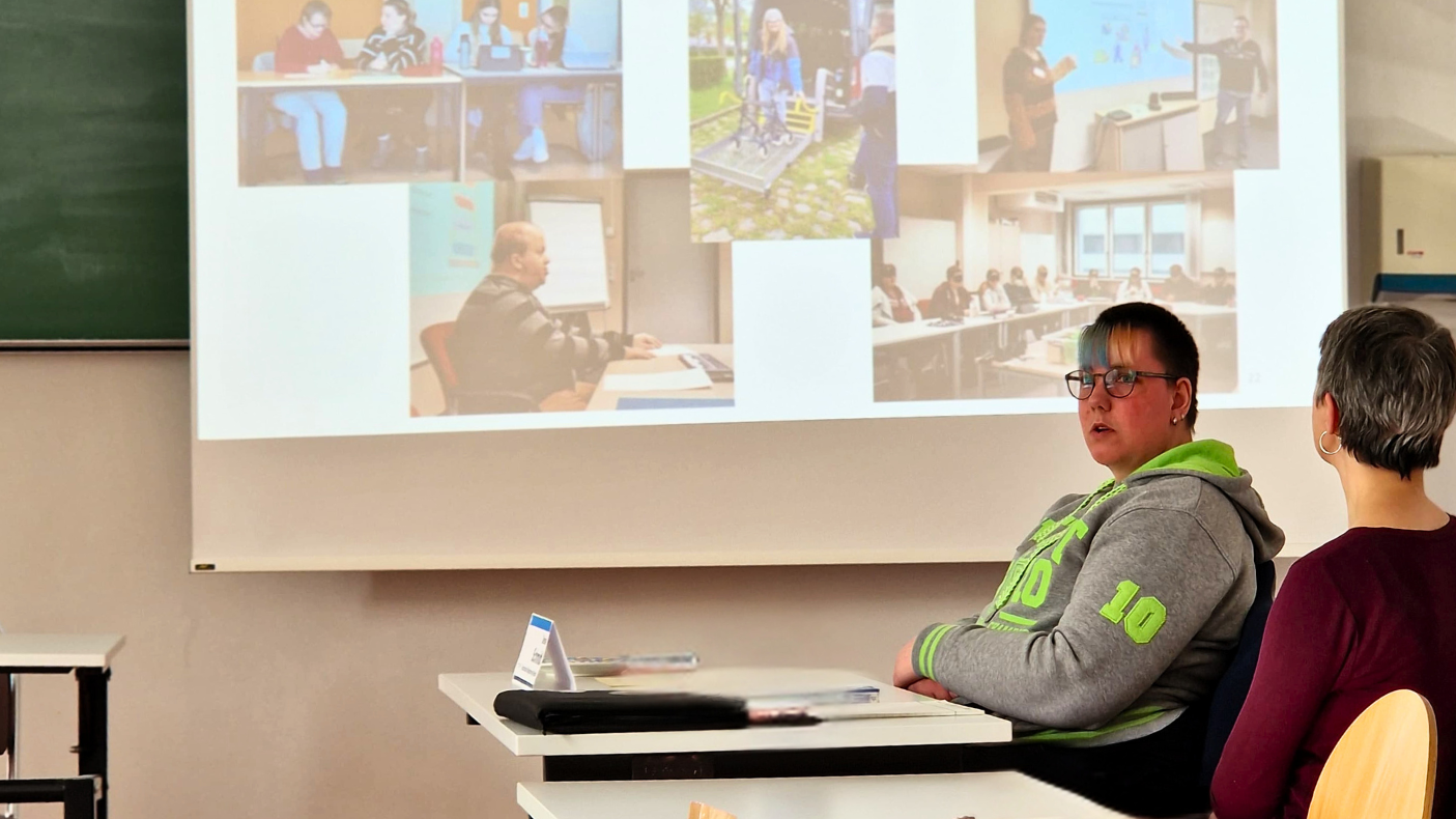 Eine Leinwand zeigt eine Präsentation zu Seminareinblicken und den Wintersemestern 22, 23 und 24.